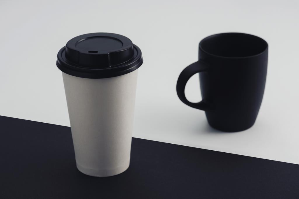copo de papel branco e xícara de café preto no fundo preto e branco
 - Foto, Imagem