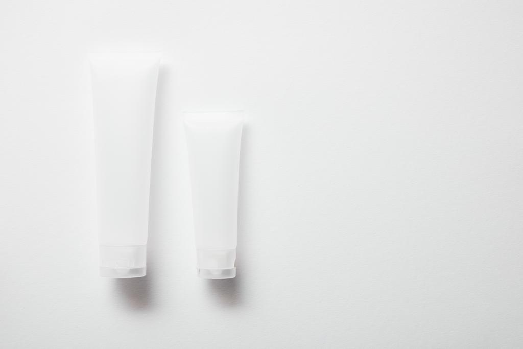 tubes à crème vides pour crème pour les mains sur blanc
  - Photo, image