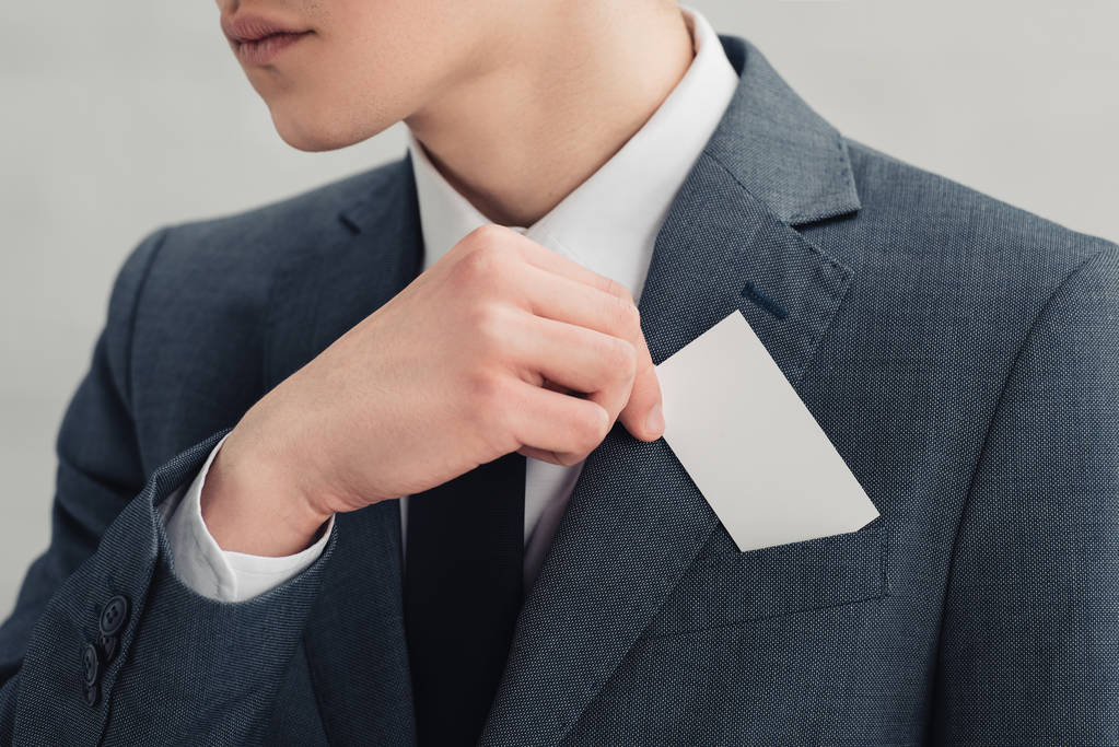 обрезанный снимок бизнесмена в костюме с пустой визиткой
 - Фото, изображение