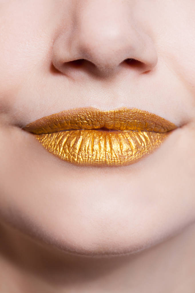 Altın renk makyaj ile güzel closeup kadın dudakları - Fotoğraf, Görsel