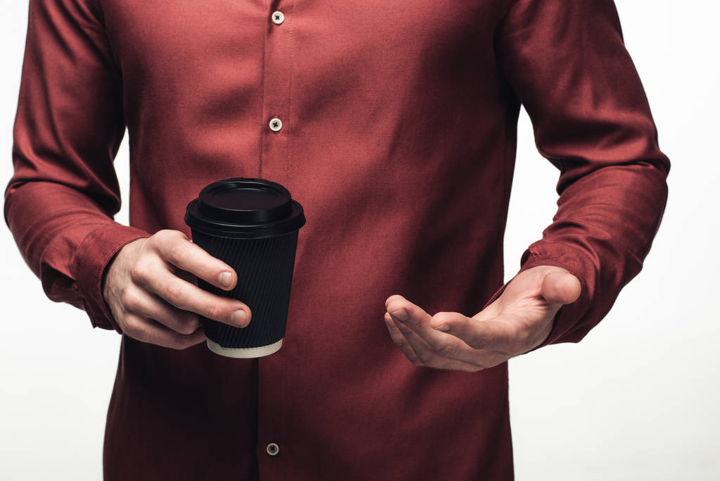 visión parcial del hombre haciendo un gesto con la mano mientras sostiene el café para ir aislado en gris, emoción humana y concepto de expresión
 - Foto, imagen