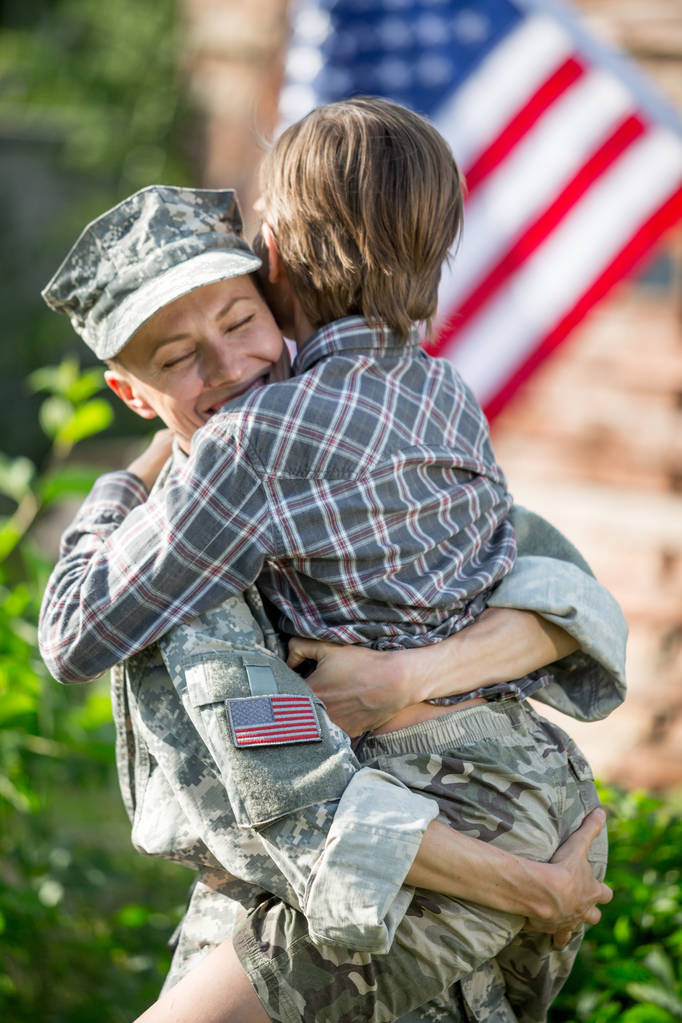 Šťastné setkání mateřských vojáků s rodinným synem venku - Fotografie, Obrázek