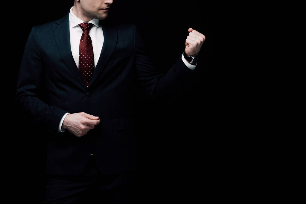 黒、人間の感情と表現の概念に孤立した拳を示す怒っているビジネスマンのトリミングされたビュー - 写真・画像