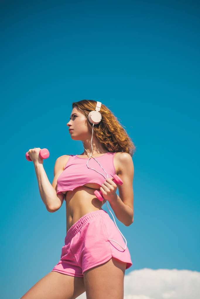Kezdje a napi edzést. Szexi karcsú aktív nő, egyenes szép test sportruházat kültéri kék ég háttérben. Rendszeres edzés. Egészségügyi. Fitness életmód. Kedvenc sportja. Edzés eredménye - Fotó, kép