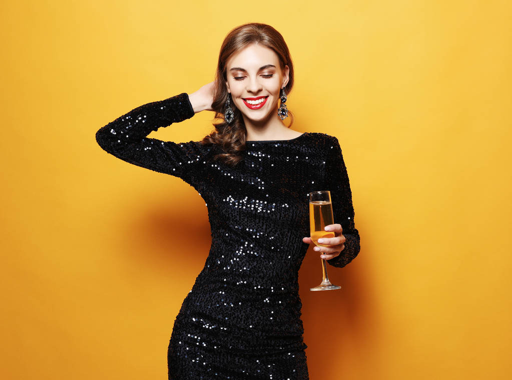 elämäntapa, puolue ja ihmiset käsite: kaunis tyttö cocktail mekko tilalla lasi samppanjaa - Valokuva, kuva