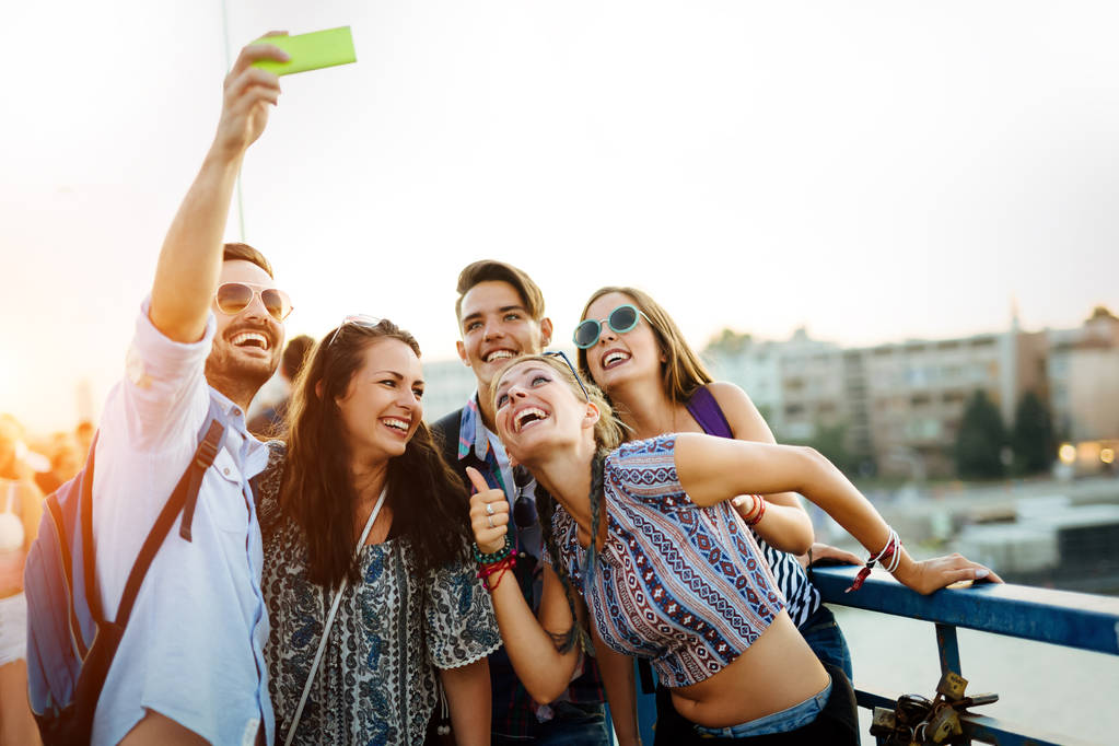Jovens amigos felizes tomando selfie grupo na rua
 - Foto, Imagem