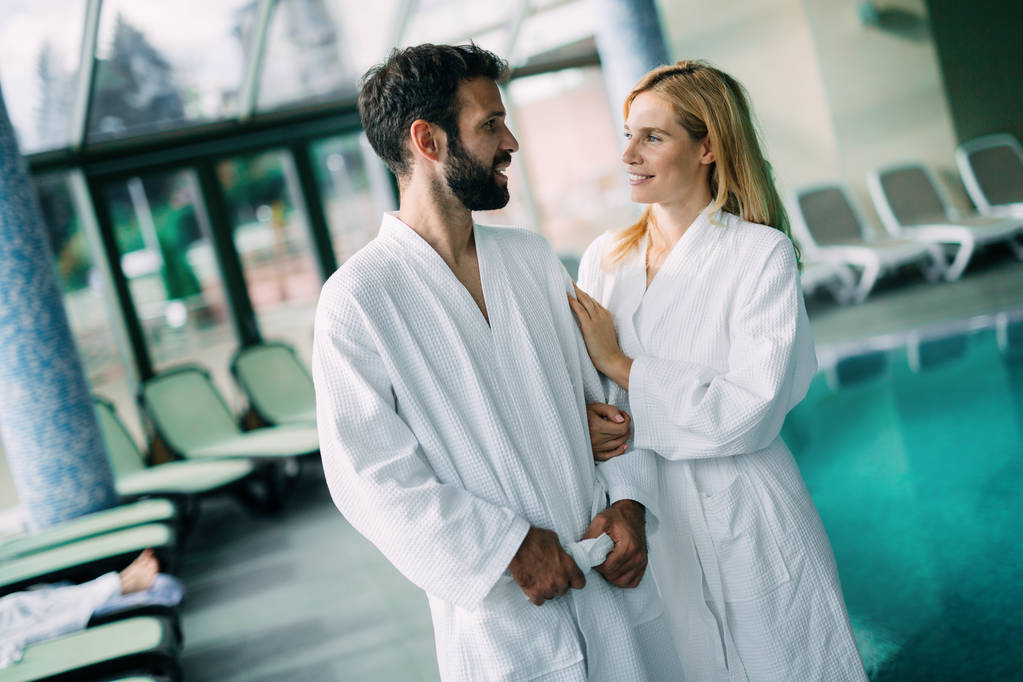 Retrato de casal atraente no centro de spa
 - Foto, Imagem