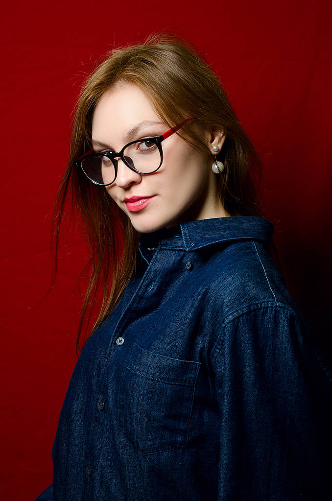 hermosa chica en jeans en el estudio
 - Foto, Imagen