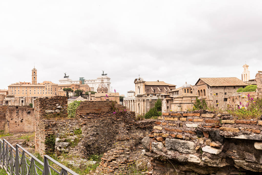 edifícios e paredes de tijolos arruinados sob céu cinzento em roma, itália
 - Foto, Imagem