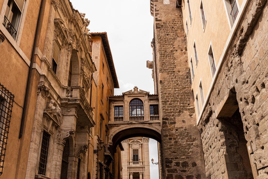 stare budynki z płaskorzeźbami pod szarym niebie w Rzymie, Włochy - Zdjęcie, obraz