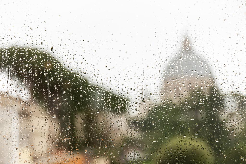 оконное стекло с капельками дождя в Риме, Италия
 - Фото, изображение