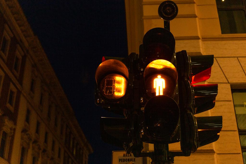 semáforo en la calle por la noche en Roma, Italia
 - Foto, Imagen