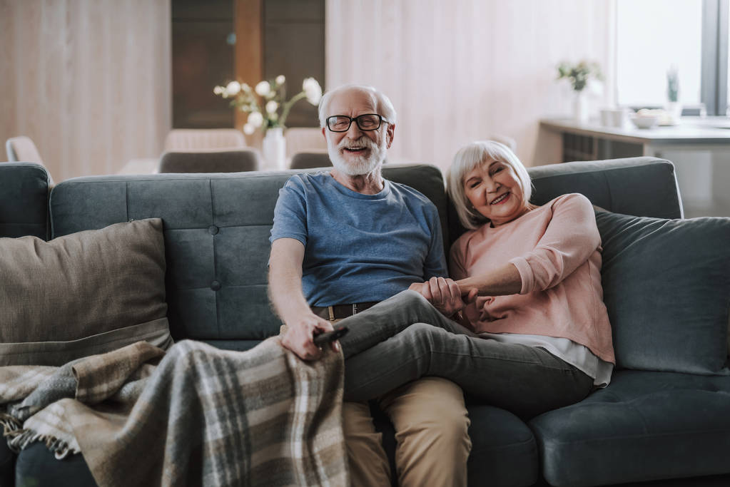 glückliches älteres Paar genießt die gemeinsame Zeit zu Hause - Foto, Bild