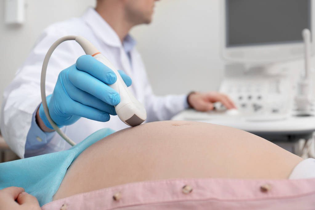 Mulher grávida submetida a ultra-som na clínica, close-up
 - Foto, Imagem