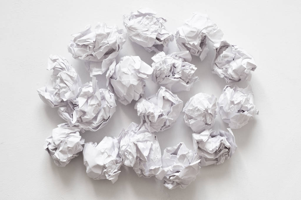 rifiuti carta accartocciata palla palo sfondo bianco
 - Foto, immagini
