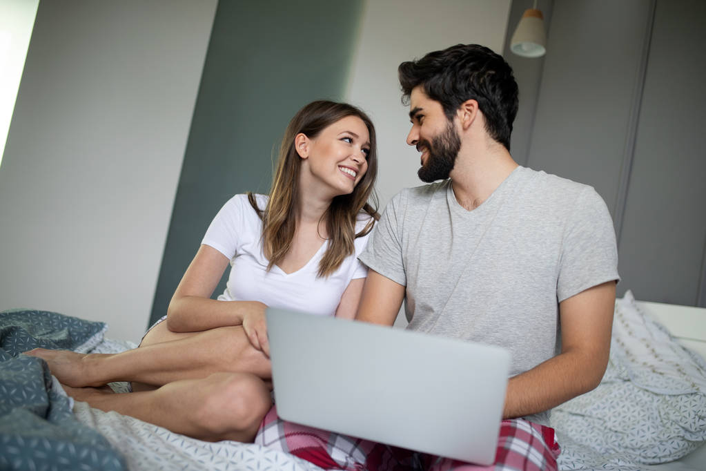 Jovem casal sentado na sala de estar e usando tablet
 - Foto, Imagem