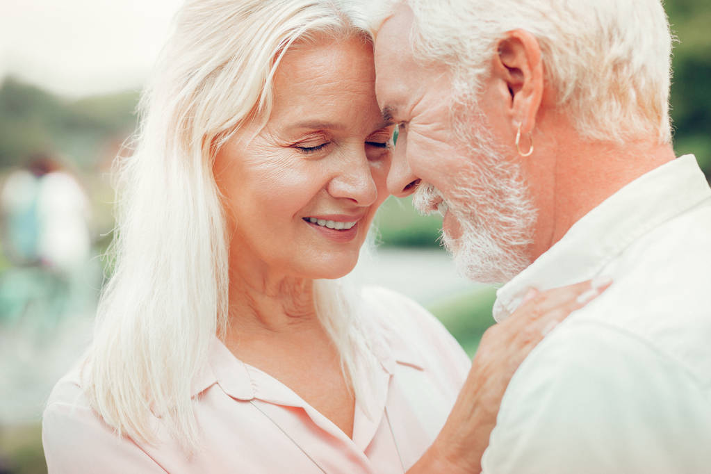 Portrait d'un heureux couple de personnes âgées positives
 - Photo, image