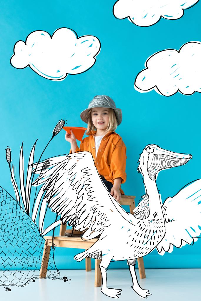 enfant en jeans et chemise orange assis sur les escaliers et jouer avec avion en papier sur fond bleu avec blanc fantaisie oiseau et nuages illustration
 - Photo, image