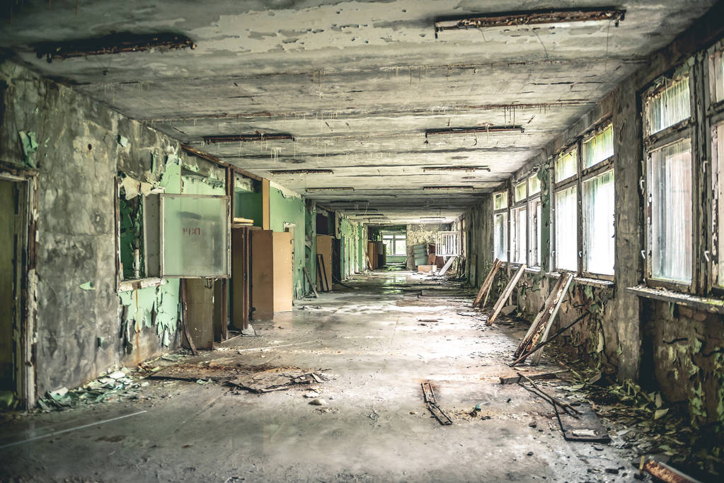 classe in rovina con scrivanie e lavagne nella scuola di Pripyat
 - Foto, immagini