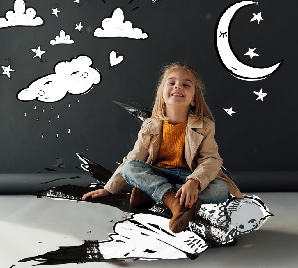 niño sonriente y lindo sentado con piernas cruzadas volando sobre un pájaro de fantasía sobre fondo negro con luna mágica, estrellas e ilustración de nubes lluviosas
 - Foto, imagen
