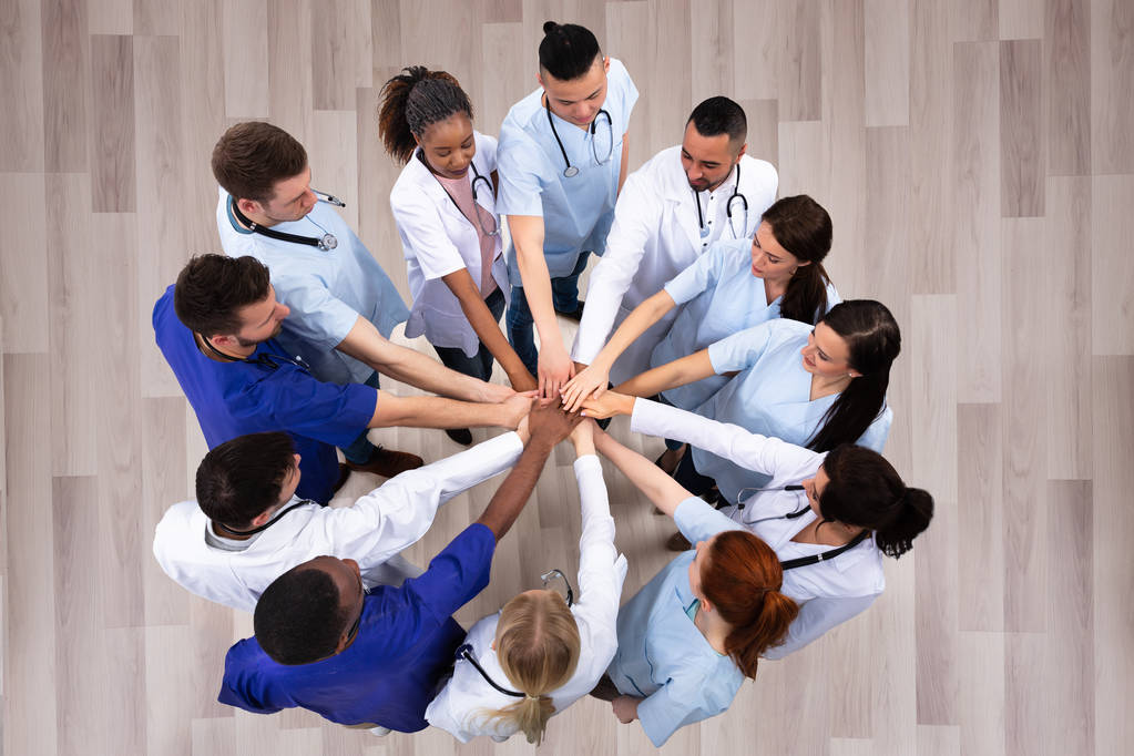 Directamente por encima de la toma del equipo médico apilando las manos juntas en el hospital
 - Foto, imagen