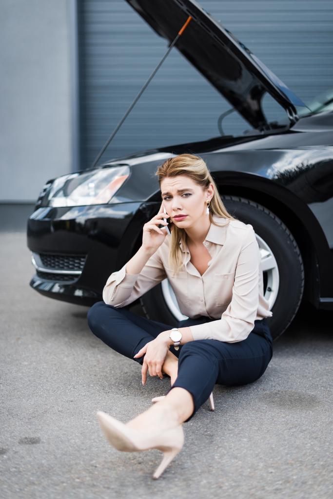 bouleversé femme d'affaires parler sur smartphone près de cassé auto, concept d'assurance automobile
 - Photo, image