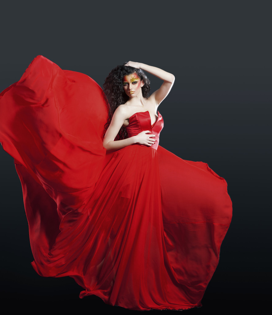 σέξι γυναίκα στον φτερουγίσματα κόκκινο φόρεμα - Φωτογραφία, εικόνα
