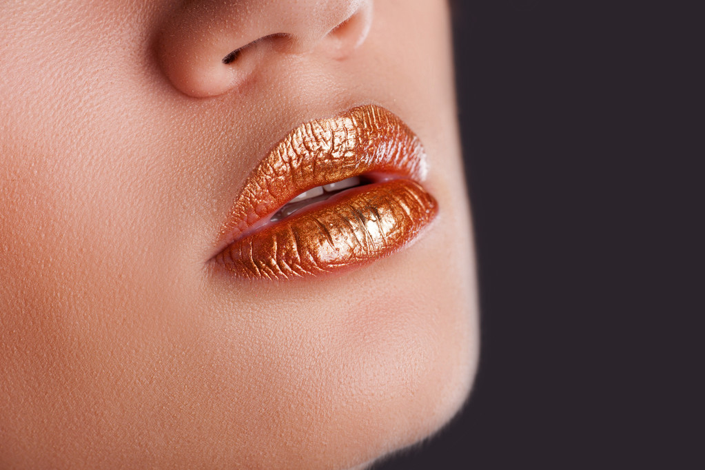 Χρυσή χείλη, close-up πορτρέτο - Φωτογραφία, εικόνα