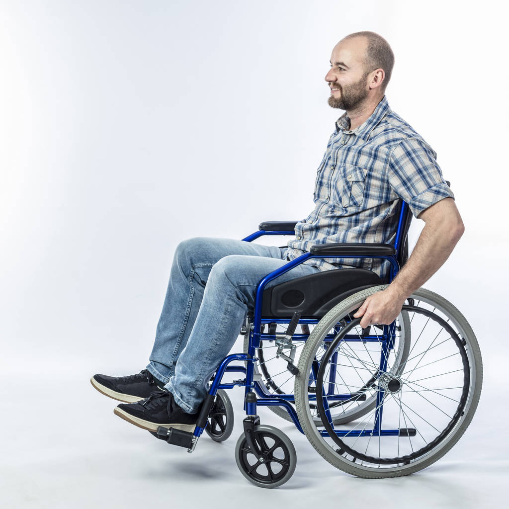 Sorridente disabile seduto su una sedia a rotelle
. - Foto, immagini