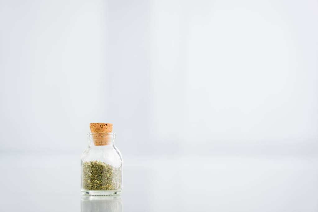 tarro de corcho con hierbas secas sobre fondo blanco con espacio de copia
 - Foto, Imagen