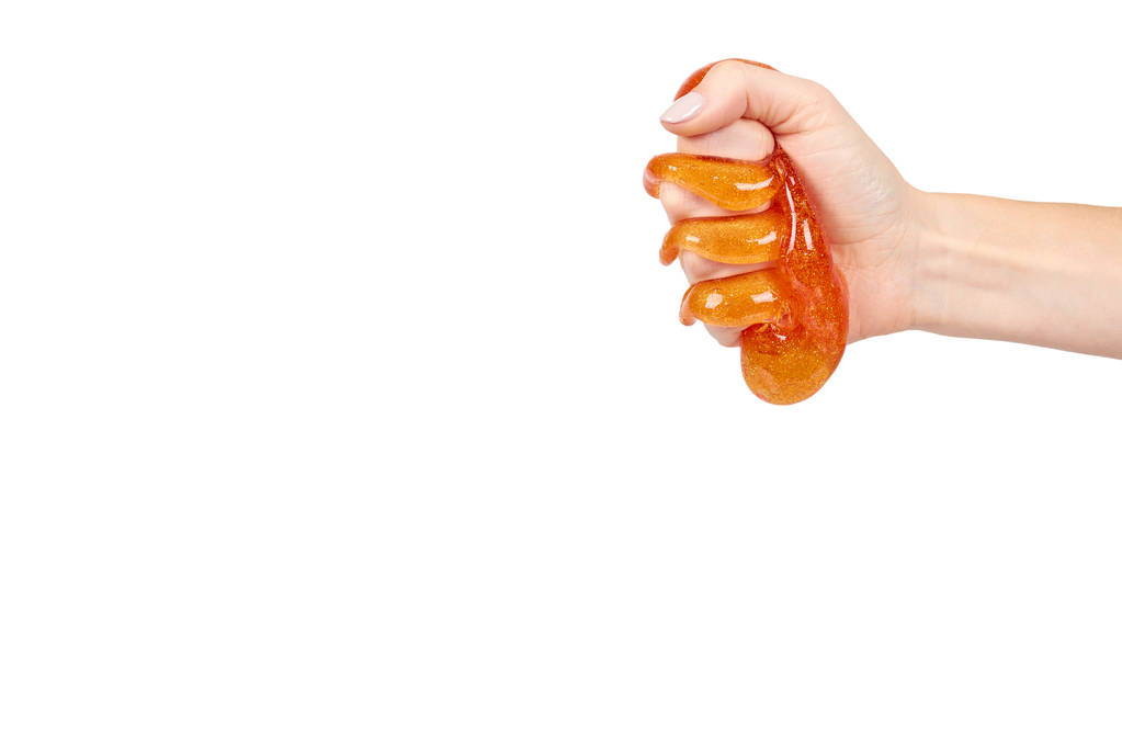 enfant jouant de la boue orange avec la main, jouet transparent
 - Photo, image