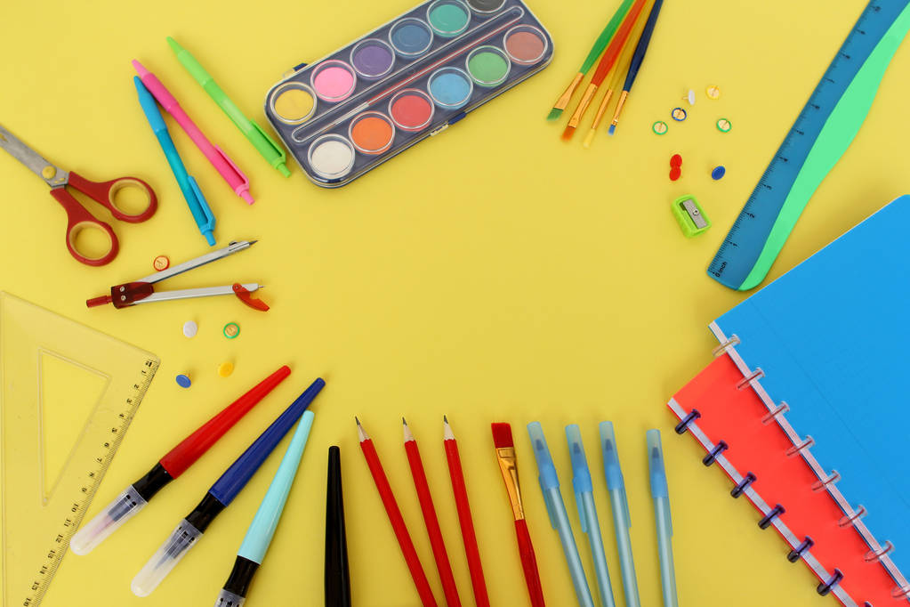色付きの学校の様々な文房具、塗料、鉛筆、ペン、黄色の背景に。学校の概念、トップビュー、コピースペースに戻る - 写真・画像