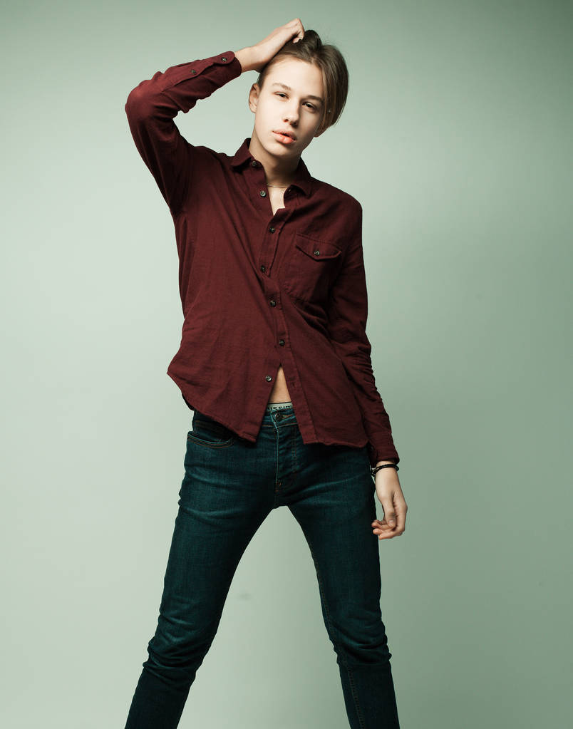 Lifestyle-, Mode- und People-Konzept - Portrait Of Serious Teenage Boy - Foto, Bild