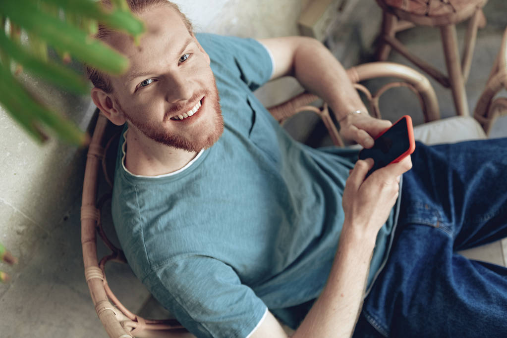 Mutlu sakallı adam cep telefonu ile rahatlatıcı - Fotoğraf, Görsel