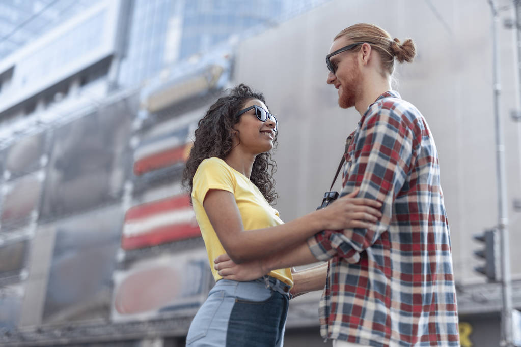 Jovens alegres estão namorando no centro da cidade
 - Foto, Imagem
