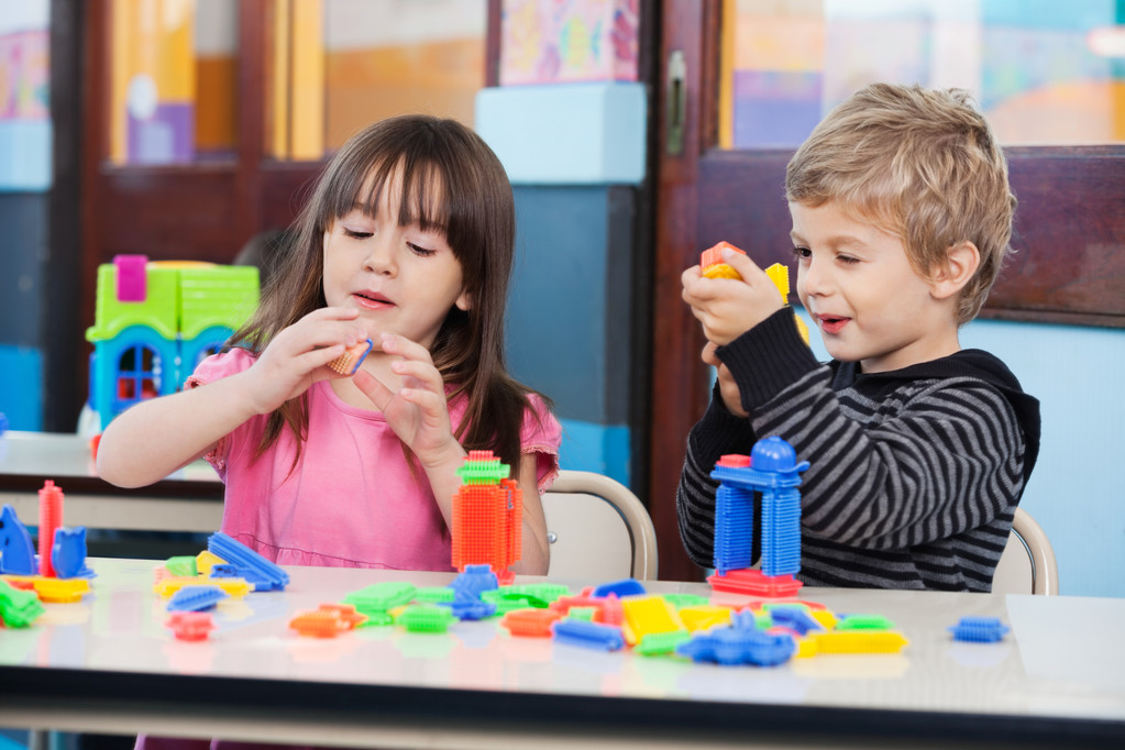 Niños jugando con bloques en el aula
 - Foto, Imagen