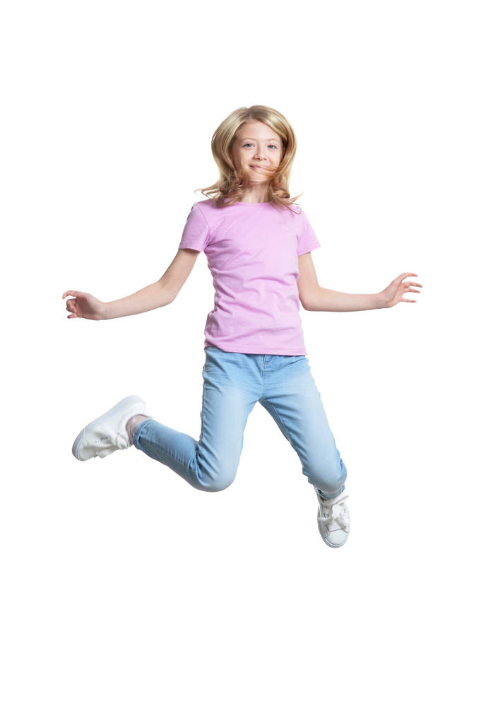  Schattig klein meisje springen geïsoleerd op witte achtergrond - Foto, afbeelding