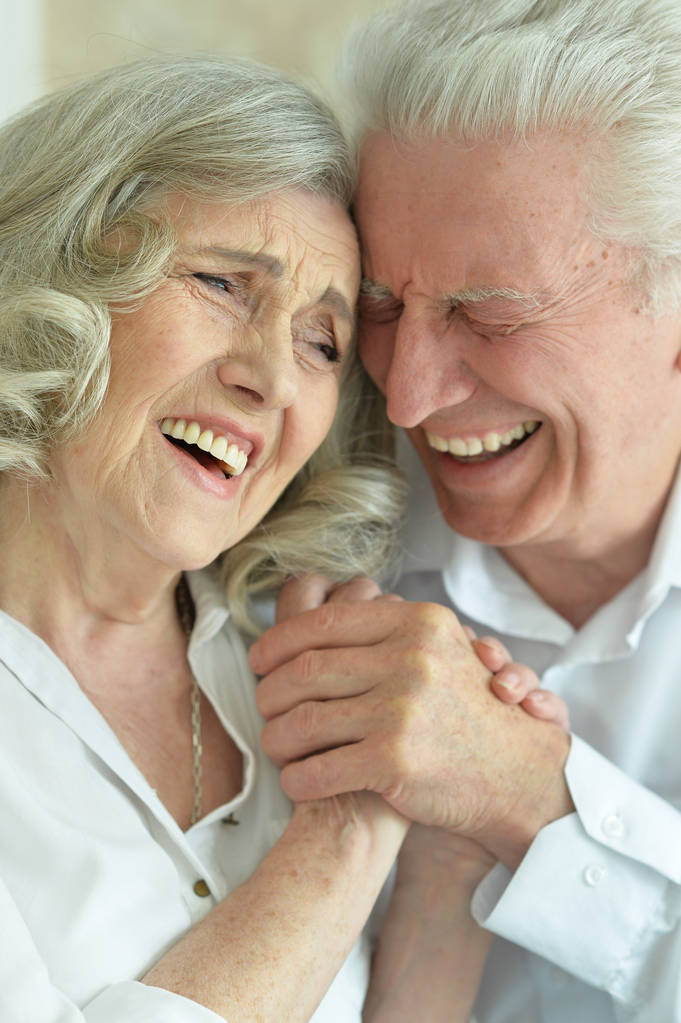 felice coppia di anziani in posa a casa
  - Foto, immagini