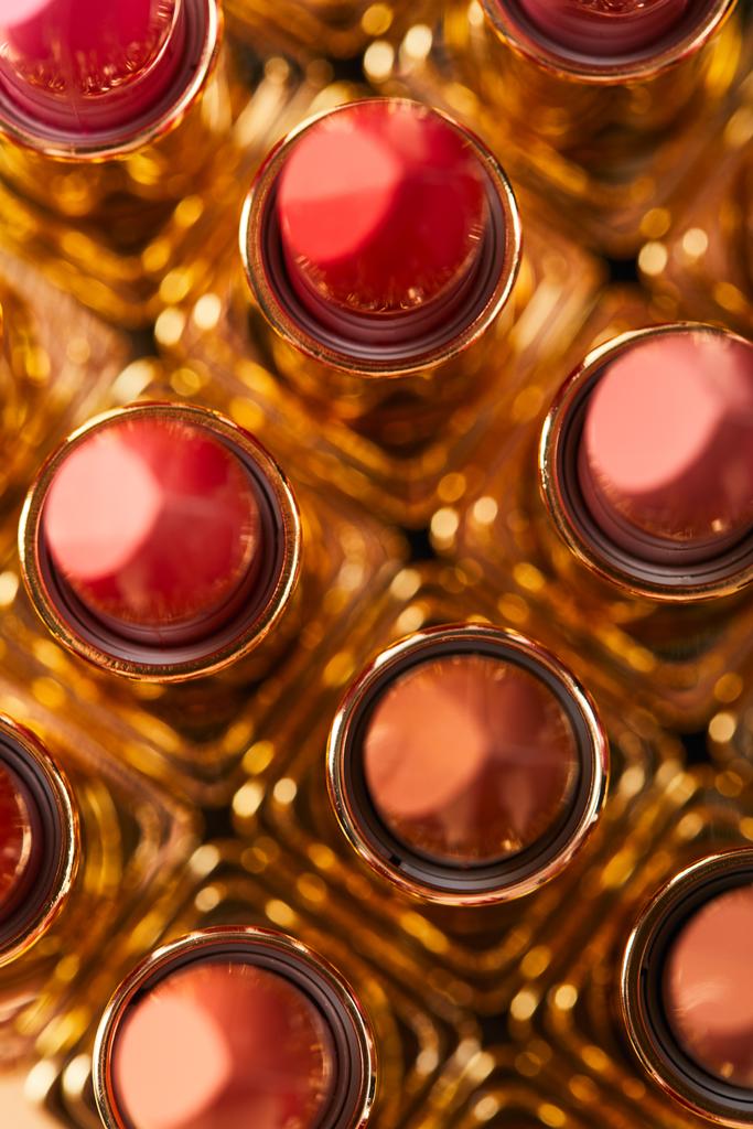 Draufsicht auf verschiedene Rottöne von Lippenstift in Tuben  - Foto, Bild
