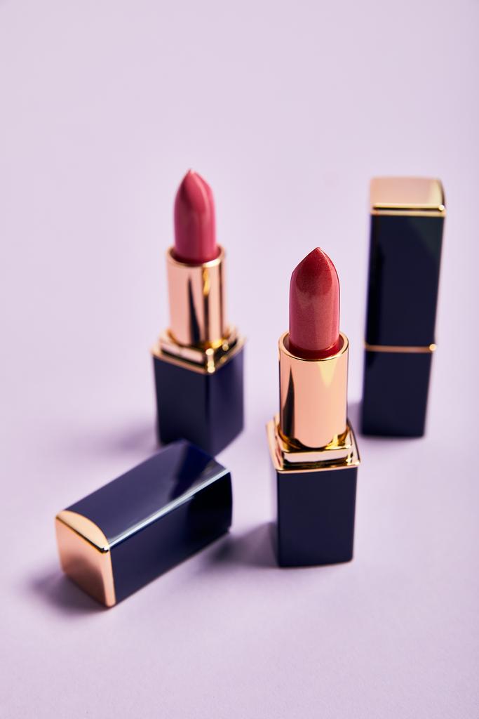 erilaiset punaiset huulipunat putkissa violetti
  - Valokuva, kuva