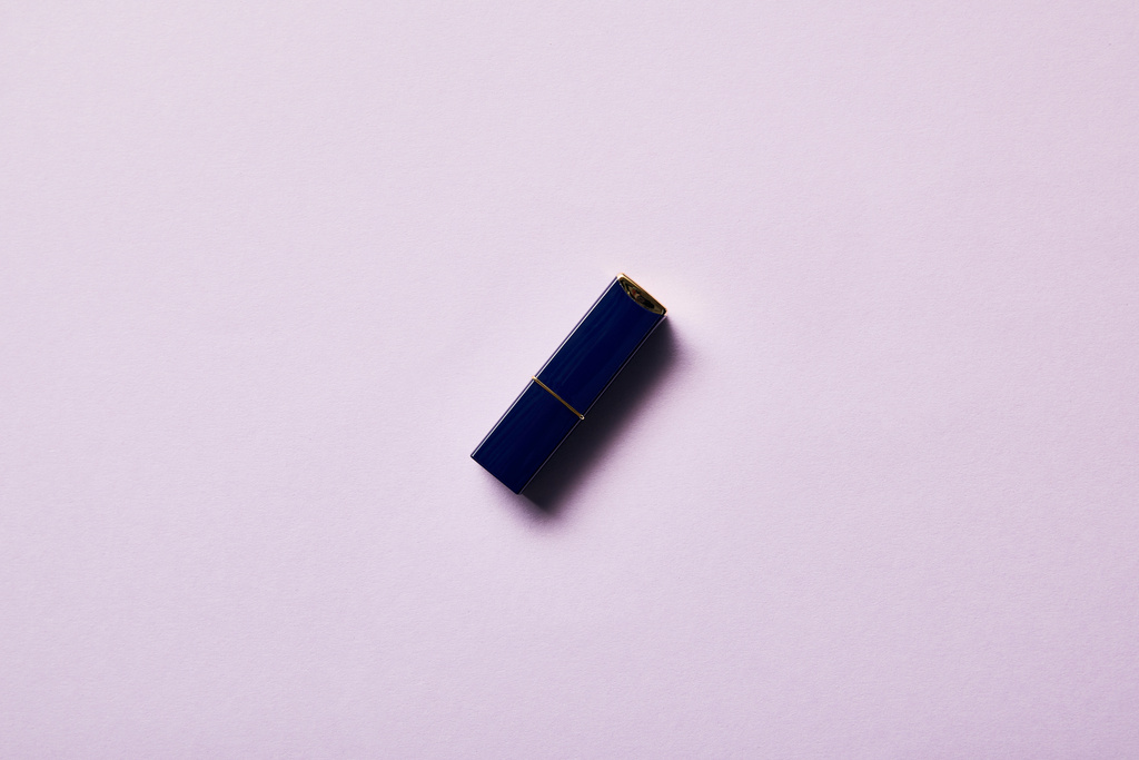 vue du dessus d'un tube de rouge à lèvres sur violet
 - Photo, image