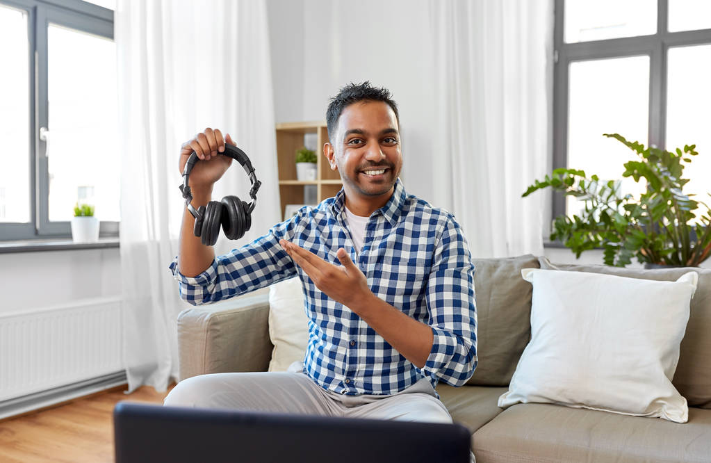 blogueiro masculino com fones de ouvido videoblogging em casa - Foto, Imagem