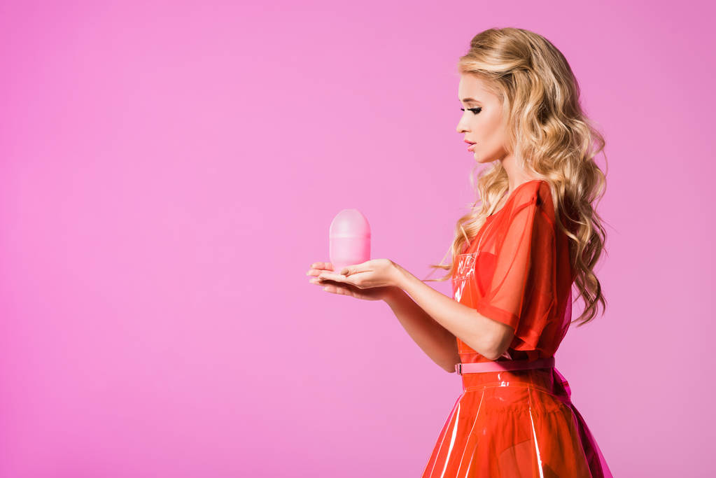 bella ragazza in posa con lampada isolata sul rosa, concetto di bambola
 - Foto, immagini