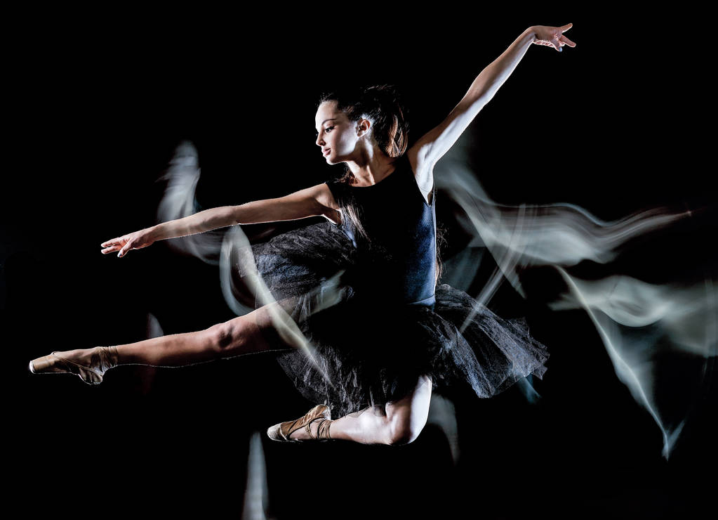 genç kadın balerin dansçı dans izole siyah arka plan ışık boyama - Fotoğraf, Görsel