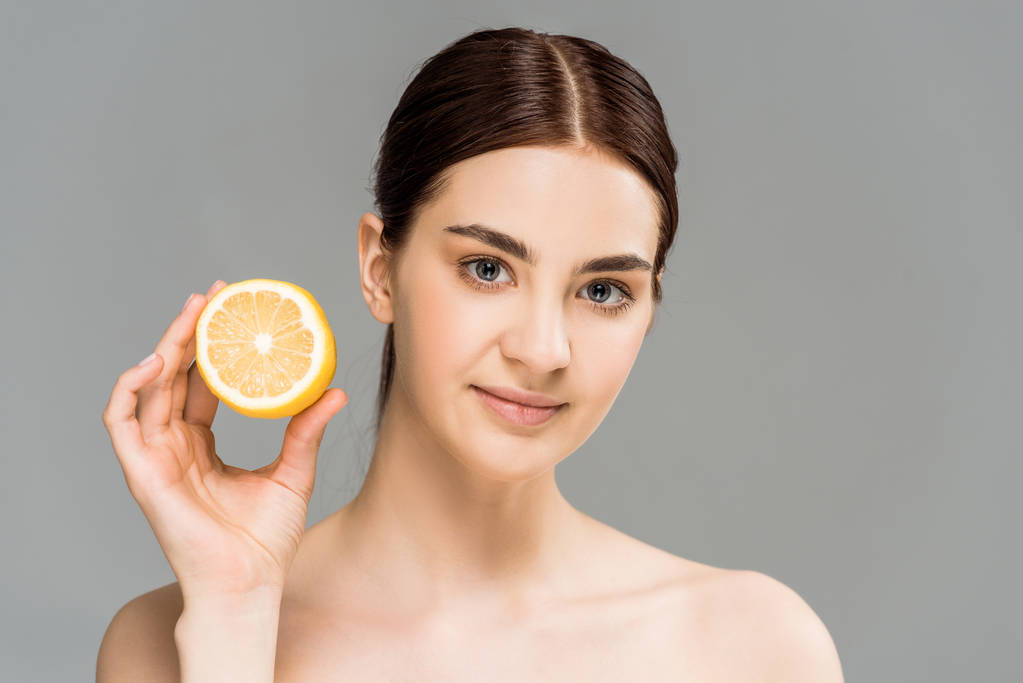 attraente nudo ragazza holding metà di limone isolato su grey
  - Foto, immagini