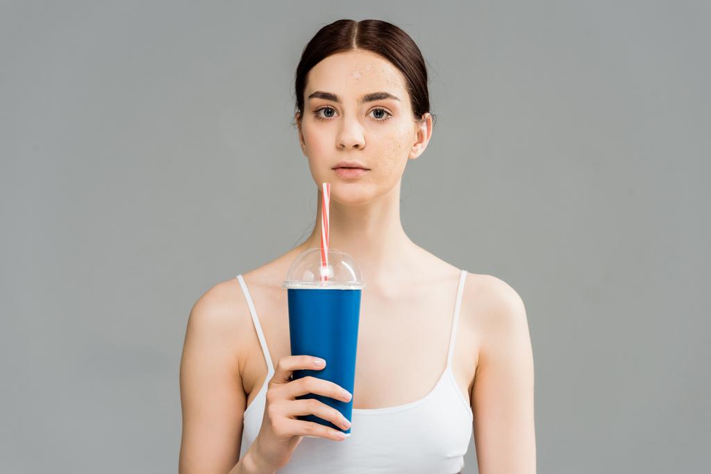 fiatal barna nő problémás bőr gazdaság műanyag pohár izolált szürke  - Fotó, kép