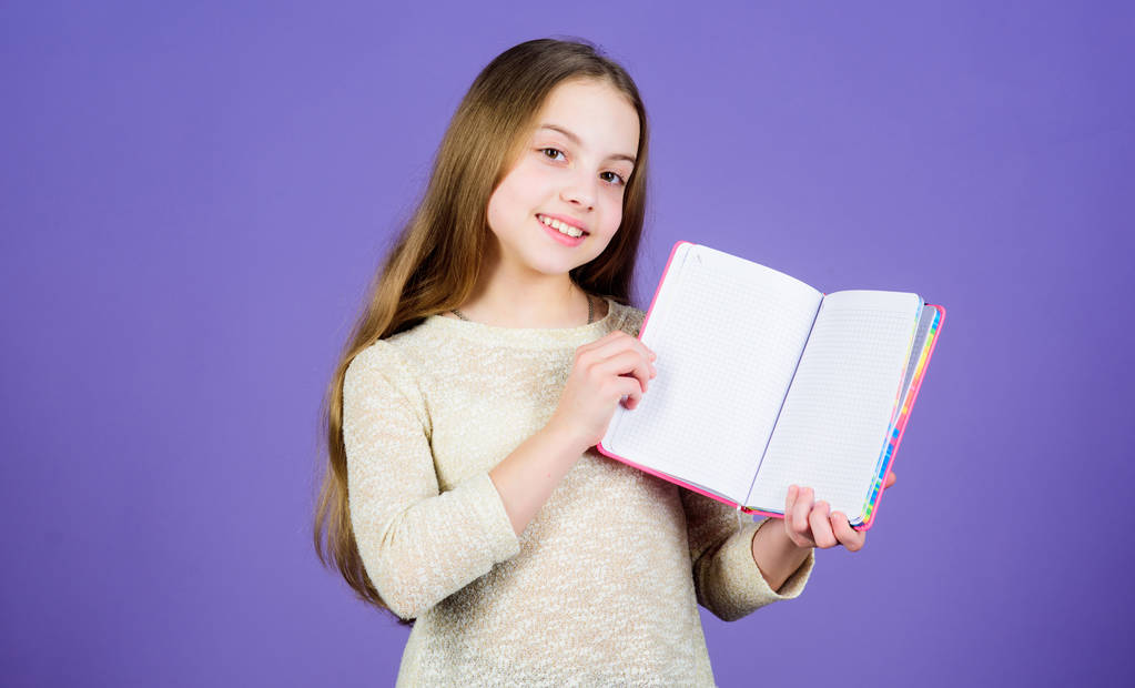 Kitap bilgisini gerçek dünyaya uyguluyor. Açık kitap tutan sevimli küçük kız. Elinde kitap bilgisi olan sevimli küçük çocuk. Bilgi becerileri. Bilgi günü veya 1 Eylül, kopyalama alanı - Fotoğraf, Görsel