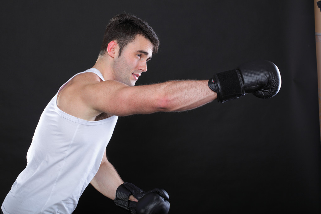 Portret sportman bokser in studio donkere achtergrond - Foto, afbeelding