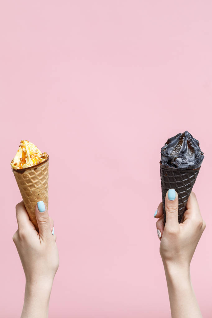 Az Ice Cream-ben gofri kúpokat tartó nő színes háttérrel. - Fotó, kép