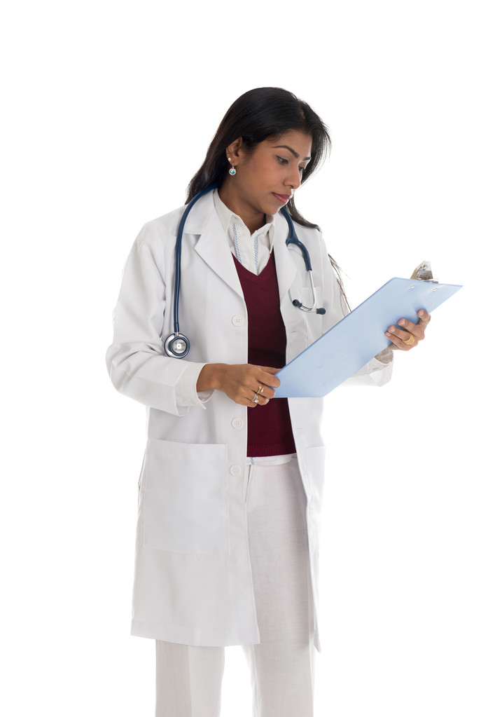 Afrikaanse Amerikaanse dokter vrouw geïsoleerd op witte achtergrond - Foto, afbeelding